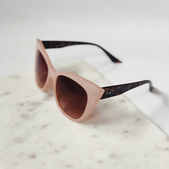 Last 1✨Teagan Pink Oversized Cat Eye Sunnies - Picture 3 of 8